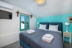 2 bedrooms, desk, iron/ironing board, travel crib - The Eros House - a renovated village house close to the beach (Xirosterni)