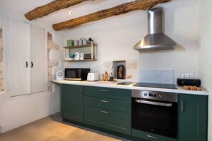 Fridge, microwave, oven, stovetop - The Eros House - a renovated village house close to the beach (Xirosterni)