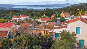 Un pueblo costero con arquitectura tradicional, que incluye tejados de teja y edificios de piedra.