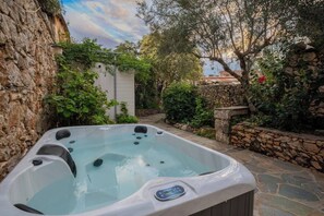 Outdoor spa tub