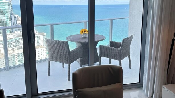 TV - Lyfe Resort and residences, Ocean Front 35th floor, great views guaranteed! (Hollywood)
