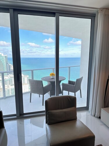 Lyfe Resort and residences, Ocean Front 35th floor, great views guaranteed!
