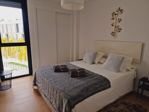 2 chambres, fer et planche à repasser, Wi-Fi, draps fournis