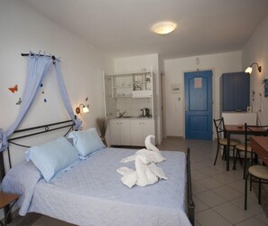 1 habitación, escritorio y espacio para trabajar con laptop