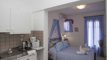 Zimmer, Balkon, Blick auf den Innenhof | 1 Schlafzimmer, Schreibtisch, laptopgeeigneter Arbeitsplatz