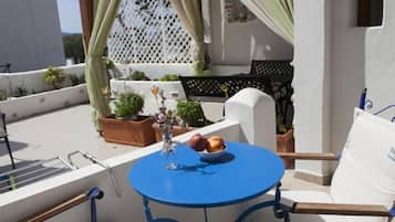 Habitación, balcón, vista al patio | Terraza o patio