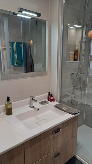 Hårtørrer, håndklæder, Sæbe, Shampoo