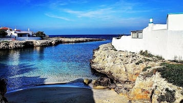 Una spiaggia nelle vicinanze