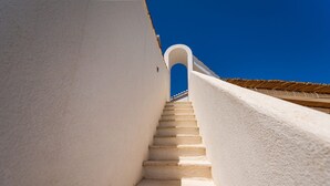 A staircase leading upwards, flanked by white walls and a wooden roof. - DON LEONARDO PRIVATE POOL VILLAS (Polignano a Mare)