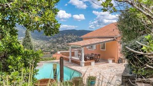 A house with a swimming pool, patio, and mountain views. - Villa Tanit - Swimming pool, sea view - 10 people (Le Lavandou)