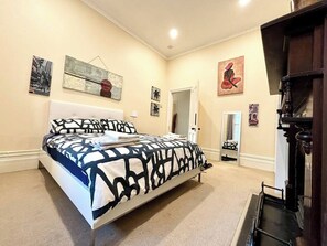 2 quartos, escrivaninha, ferros/tábuas de passar roupa, berço de viagem