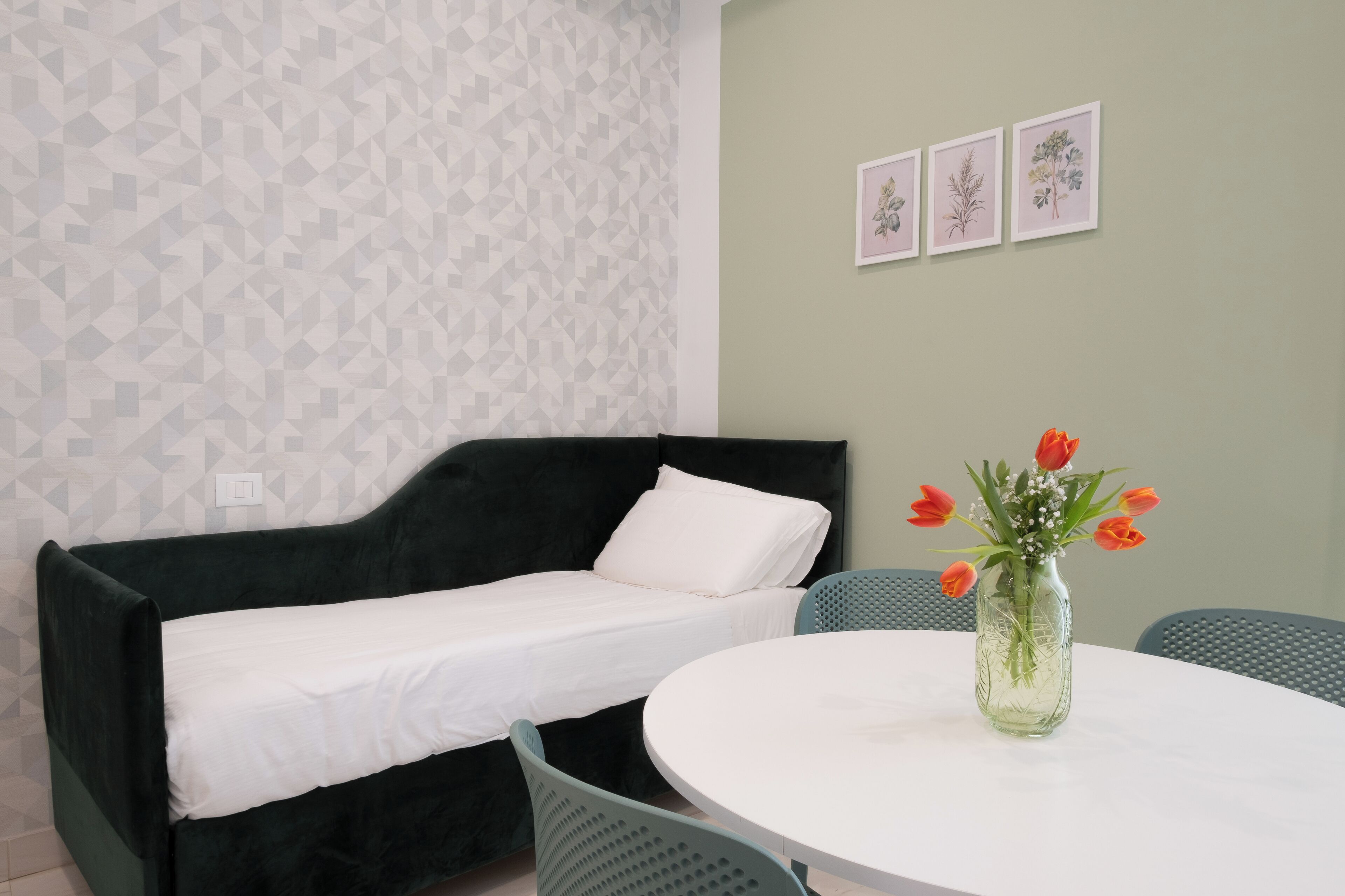 Deluxe-Apartment, Mehrere Betten, Bergblick | Wohnbereich | 43-Zoll-Smart-TV mit Digitalempfang, Netflix, Streaming-Dienste