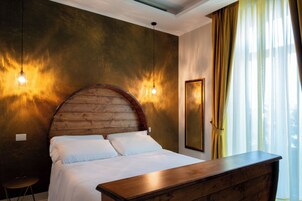 Camera Deluxe, 1 letto queen, vista città | Biancheria da letto di alta qualità, copriletto in piuma