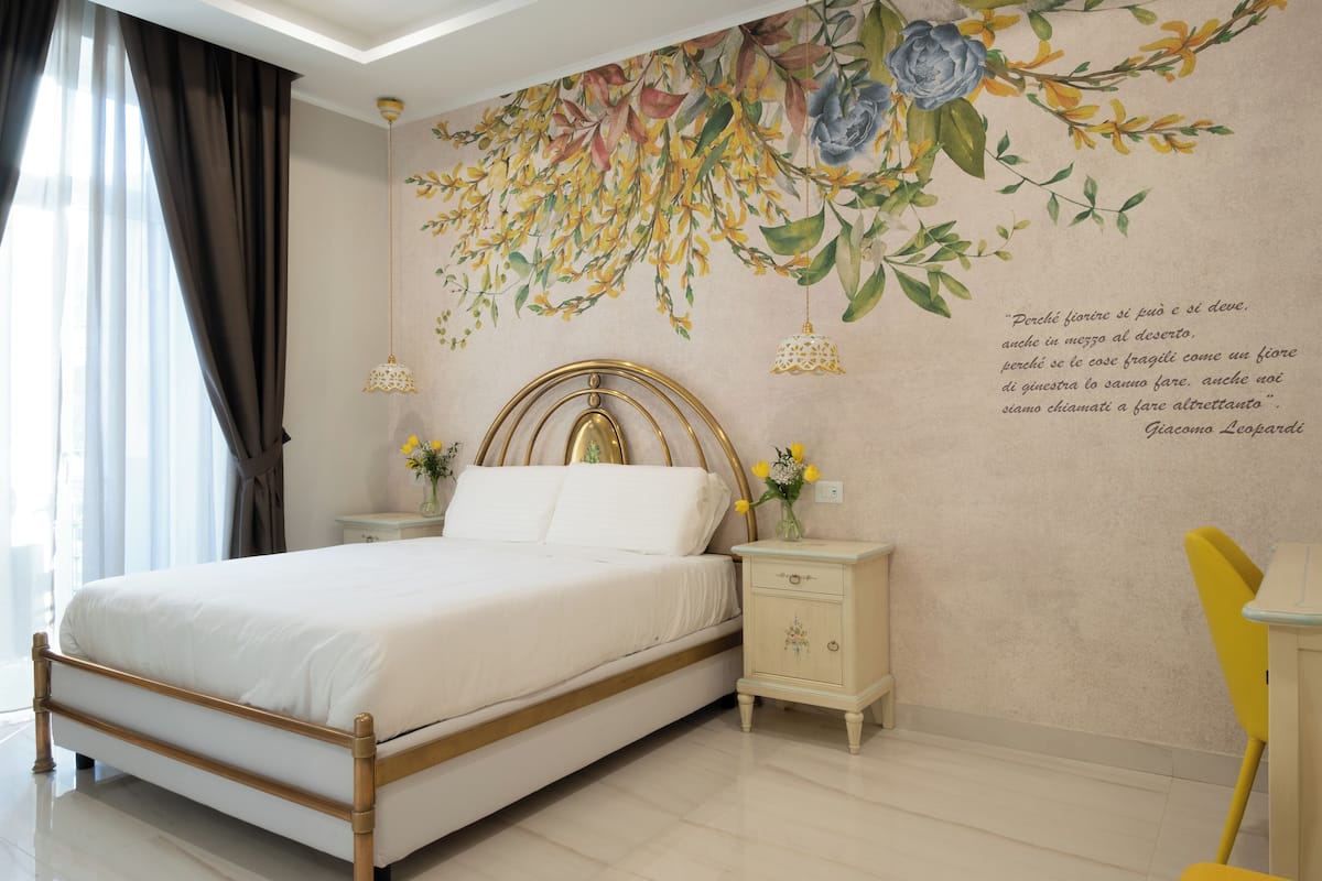 Deluxe driepersoonskamer, meerdere bedden, uitzicht op stad | 1 slaapkamer, luxe beddengoed, donzen dekbedden