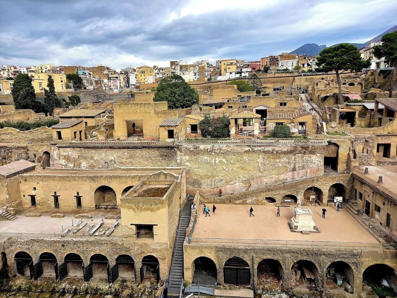Un paysage urbain ancien, caractérisé par une architecture historique, comprenant des ruines et des bâtiments traditionnels.