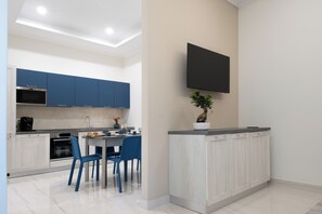 Appartamento Deluxe, 1 letto queen con divano letto, vista città | Cucina privata | Frigorifero, microonde, piano cottura, macchina per caffè espresso