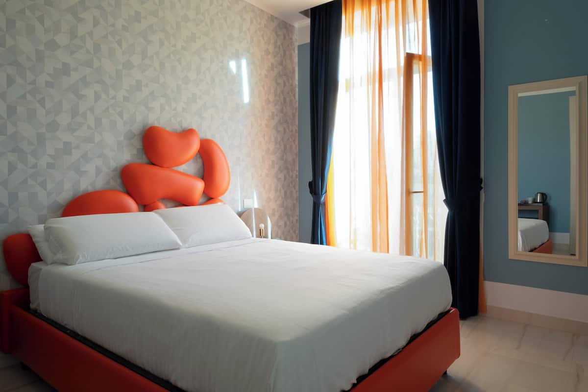 Deluxe kamer, 1 queensize bed, uitzicht op stad | 1 slaapkamer, luxe beddengoed, donzen dekbedden