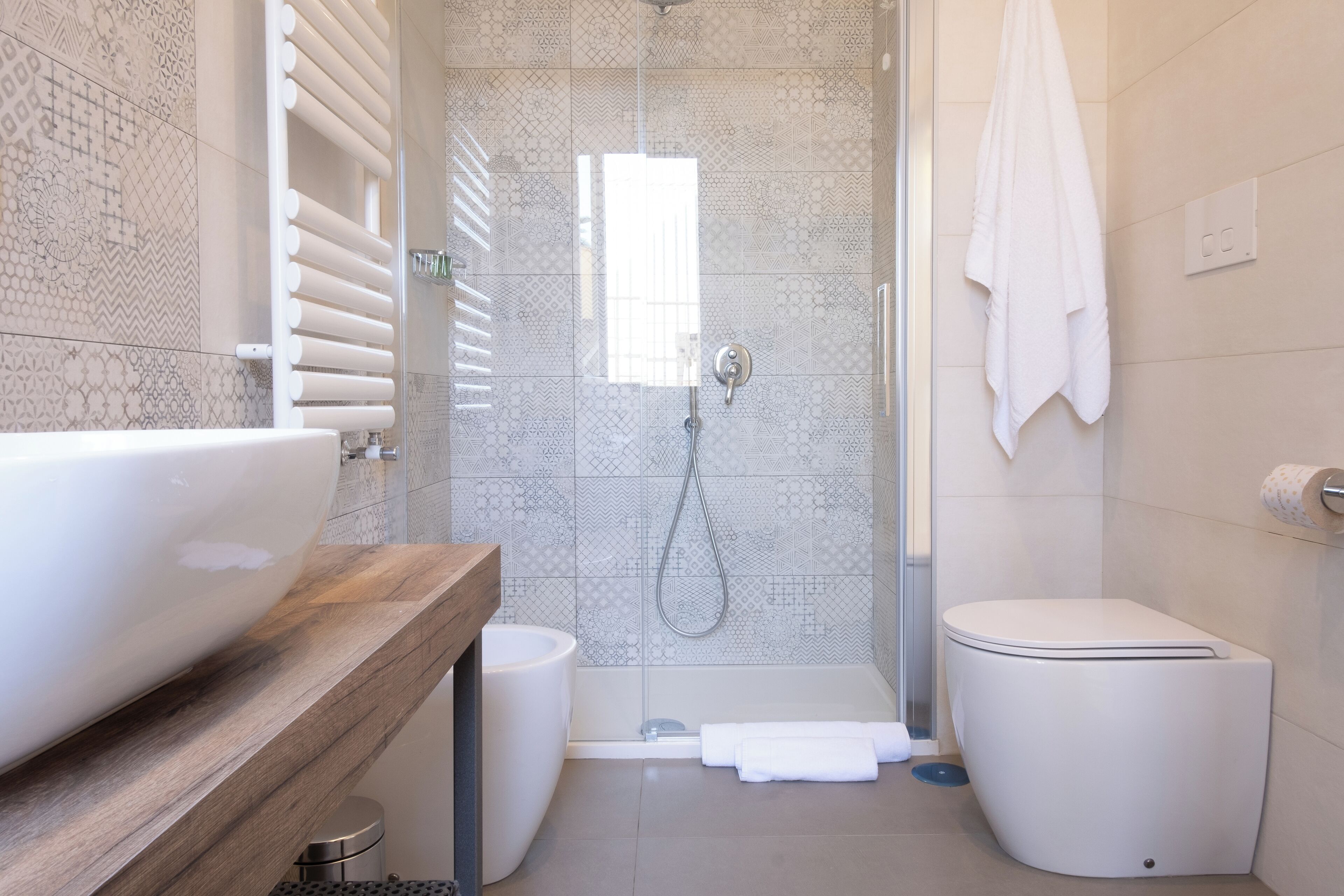 Deluxe-Apartment, 1 Queen-Bett und Schlafsofa, Stadtblick | Badezimmer | Dusche, Regendusche, kostenlose Toilettenartikel, Haartrockner