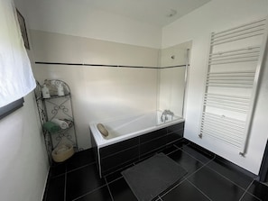 Chuveiro, secador de cabelo, toalhas de banho, sabonete