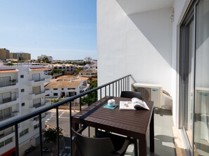 Outdoor dining - Luxury Refurbished Apt. Correios: Prime Location, just 500m  to heart of  Lagos (Lagos)