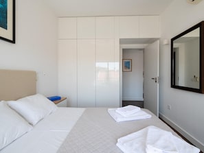 1 bedroom, iron/ironing board, Internet, bed sheets - Luxury Refurbished Apt. Correios: Prime Location, just 500m  to heart of  Lagos (Lagos)