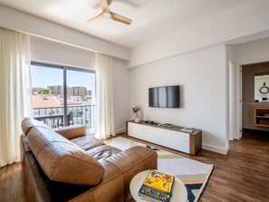 TV - Luxury Refurbished Apt. Correios: Prime Location, just 500m  to heart of  Lagos (Lagos)