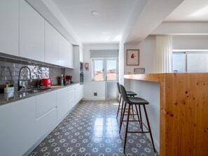 Fridge, microwave, oven, dishwasher - Luxury Refurbished Apt. Correios: Prime Location, just 500m  to heart of  Lagos (Lagos)