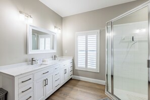 Secadora de cabello, toallas, papel de baño 