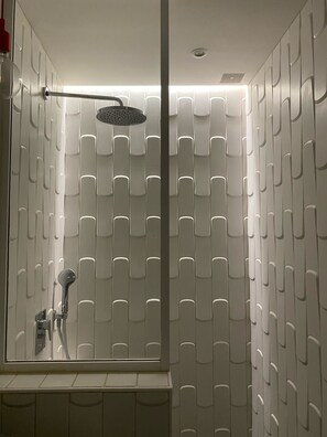 Chuveiro, toalhas de banho, sabonete, papel higiênico