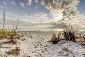 Plage, chaises longues, serviettes de plage