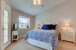 Desk, iron/ironing board, free WiFi, bed sheets - Redington Shores Beachfront Townhome (Redington Shores)