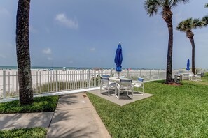 Outdoor dining - Redington Shores Beachfront Townhome (Redington Shores)