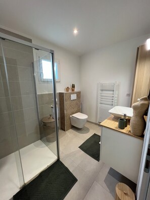 Dusche, Haartrockner, Toilettenpapier