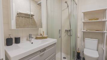 Douche, sèche-cheveux, serviettes fournies, savon