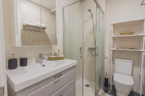 Shower, hair dryer, towels, soap - Cozy and remodeled apartment in the city centre (Málaga)