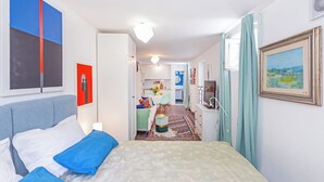A hotel room with a bed, a desk, and a kitchenette. - Dubrovnik art Gateway (Dubrovnik)