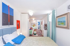 Estúdio design | Área de estar | TV de tela plana 30 cm com canais via satélite, TV