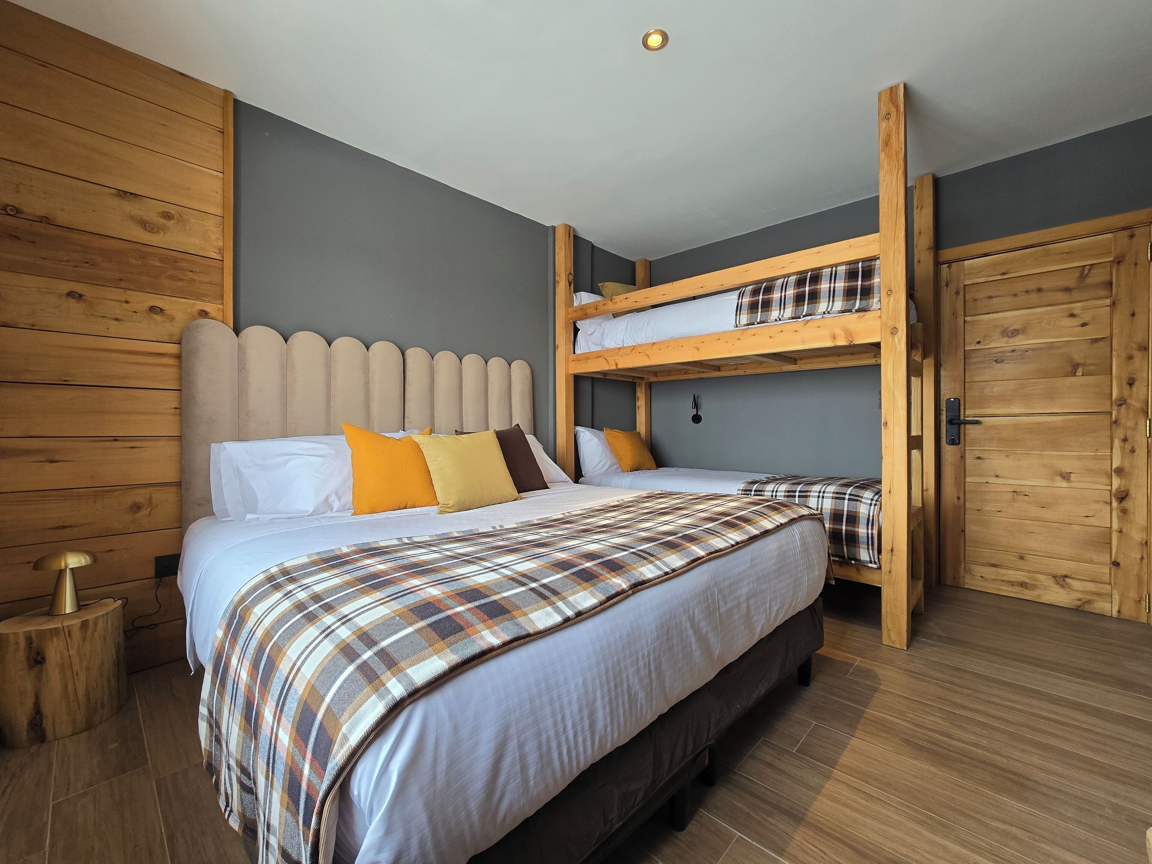 خزنة داخل الغرفة وستائر تعتيم وواي فاي مجانًا وملاءات أسرّة