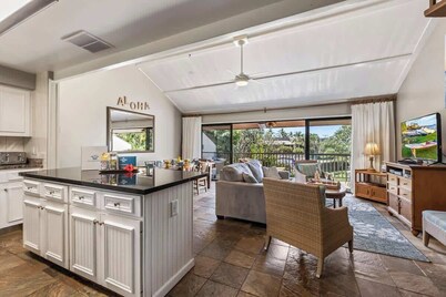Family & Budget Friendly loft style 3 bedroom Kihei condo, AC, walk to the beach