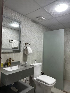 Tienda de campaña de diseñador, baño privado, vista al desierto | Baño