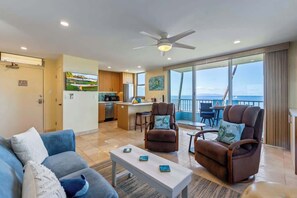 Smart TV - Remodeled, Prime Oceanfront, Private corner condo (Kihei)