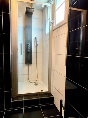 Dusche, Haartrockner, Handtücher, Seife