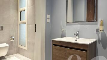 Design Apartment, 3 Bedrooms | Bathroom | Free toiletries, hair dryer, bathrobes, towels