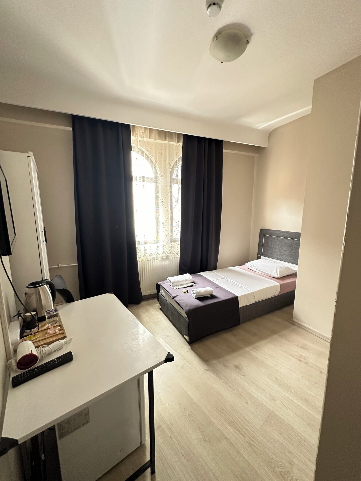 Desk, laptop workspace, WiFi (free), bed sheets
