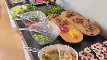 Sudah termasuk sarapan prasmanan setiap hari