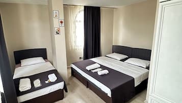 Kamar Triple Standar | Meja kerja, ruang kerja ramah laptop, Wi-Fi gratis, dan seprai linen