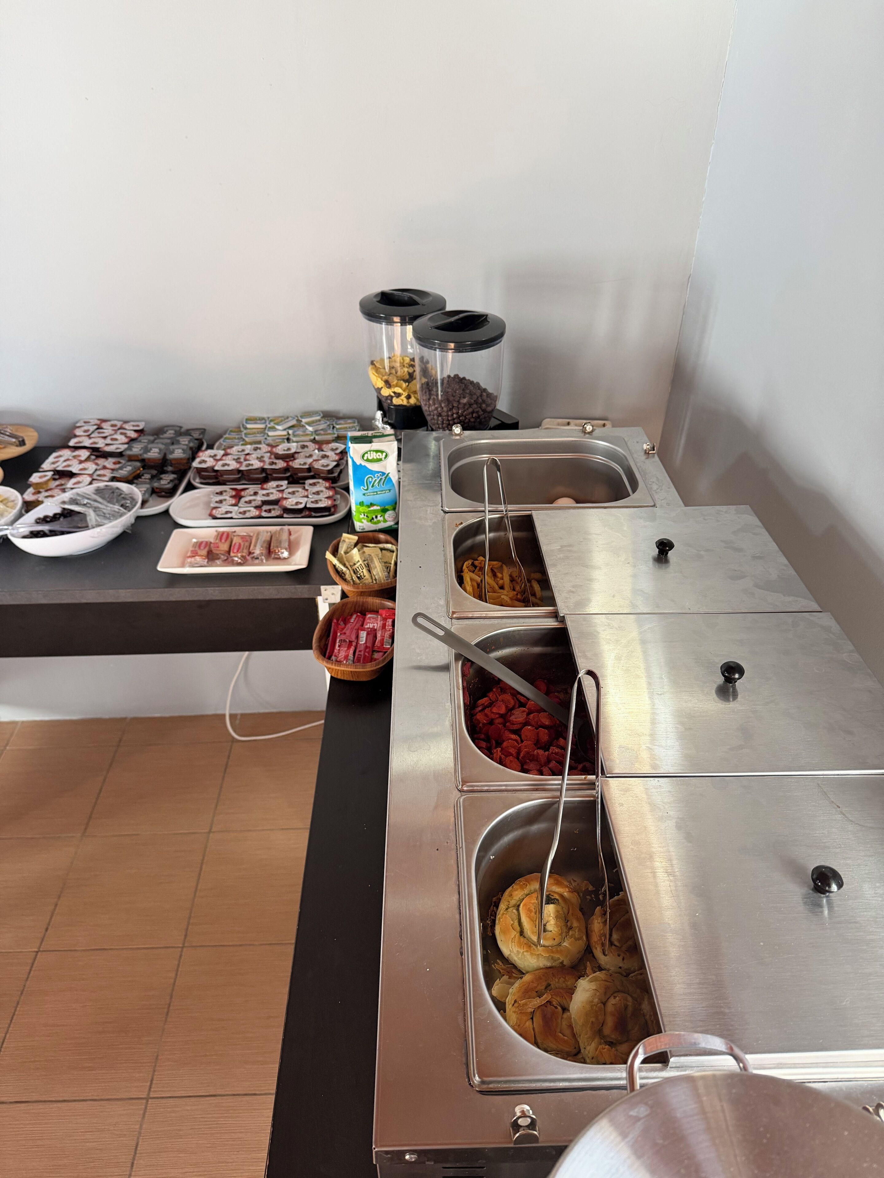 Een buffetopstelling met diverse gerechten en bakken.