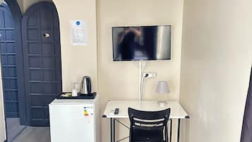 Desk, laptop workspace, free WiFi, bed sheets