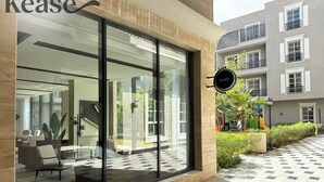 Un edificio moderno con amplios ventanales, un letrero que dice 