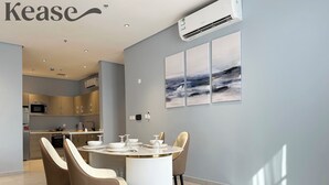 Una cocina moderna con electrodomésticos integrados y un comedor con una mesa redonda y sillas.